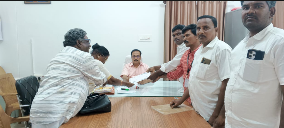 భూ సమస్యలపై పలమనేరు మండలం( MRO )తహసిల్దార్ గారిని కలిసిన MDPS నాయకులు